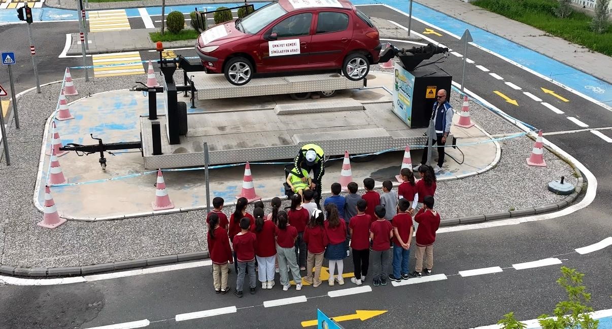 Diyarbakır Emniyetinin trafikteki farkındalık çalışmalarında uygulamalı eğitim