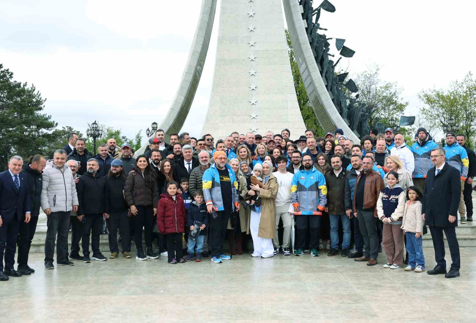 Cumhurbaşkanı Erdoğan, Doğu-Batı Dostluk ve İpek Yolu Rallisi’ne katılan grubu uğurladı
