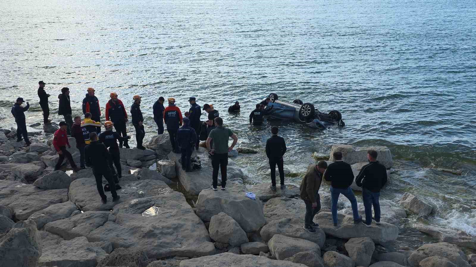 Van Gölü’ne uçan otomobildeki 1 kişi yaralandı