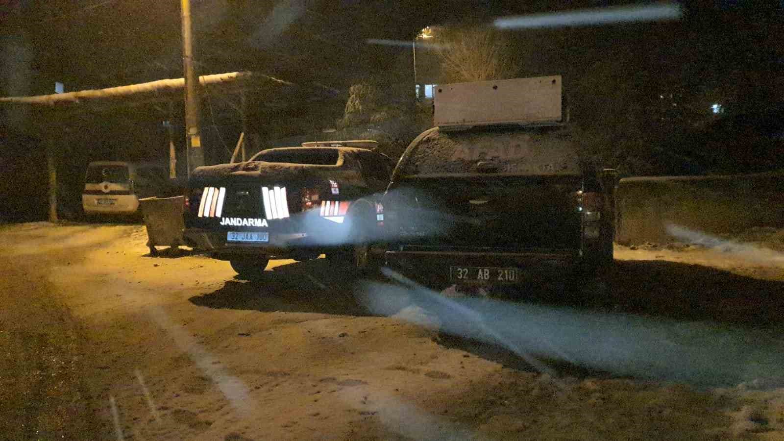 Tipi vurdu heyelan yolu kapattı, 2 &ccedil;oban ve yaklaşık 650 k&uuml;&ccedil;&uuml;kbaş hayvan yaylada mahsur kaldı
