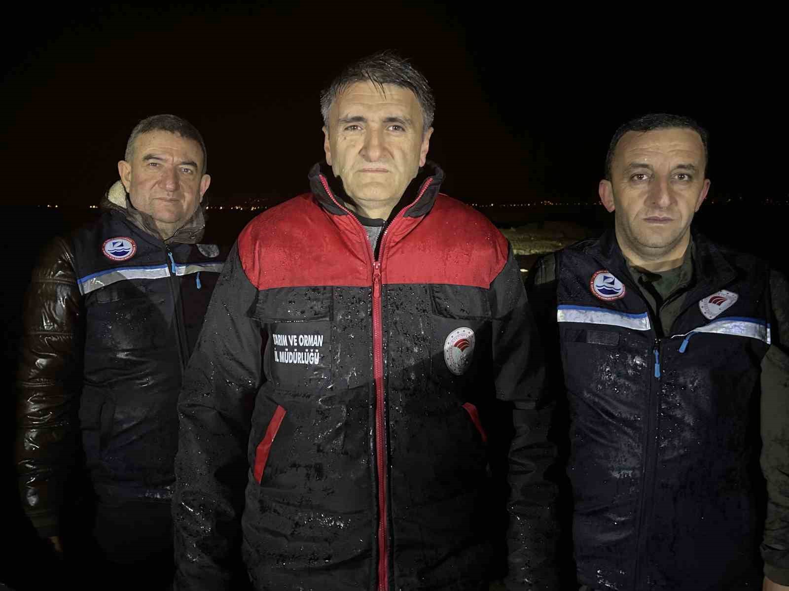 Van G&ouml;l&uuml;&rsquo;nde inci kefali g&ouml;&ccedil;&uuml; başladı: Ekipler sağanak yağış altında n&ouml;bette
