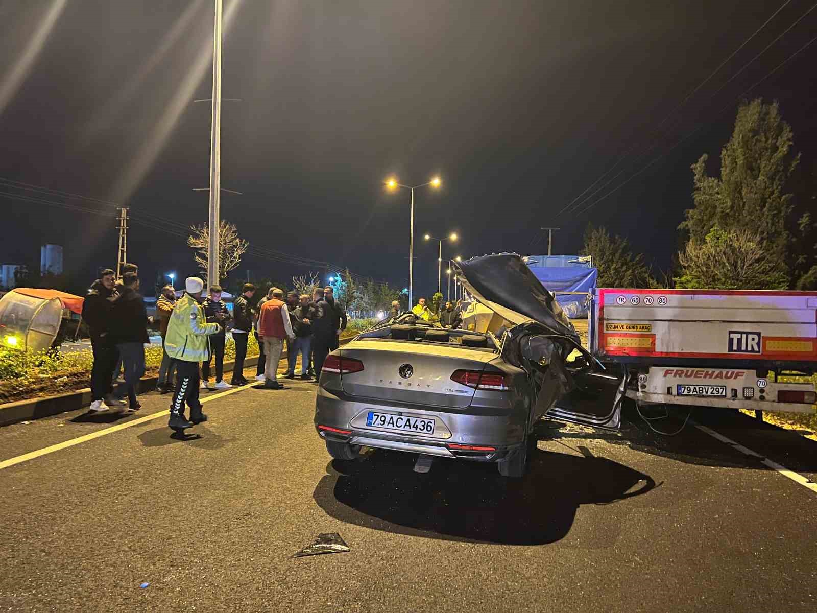 Kilis-&Ouml;nc&uuml;pınar yolunda tıra &ccedil;arpan otomobilde 2 kişi yaralandı

