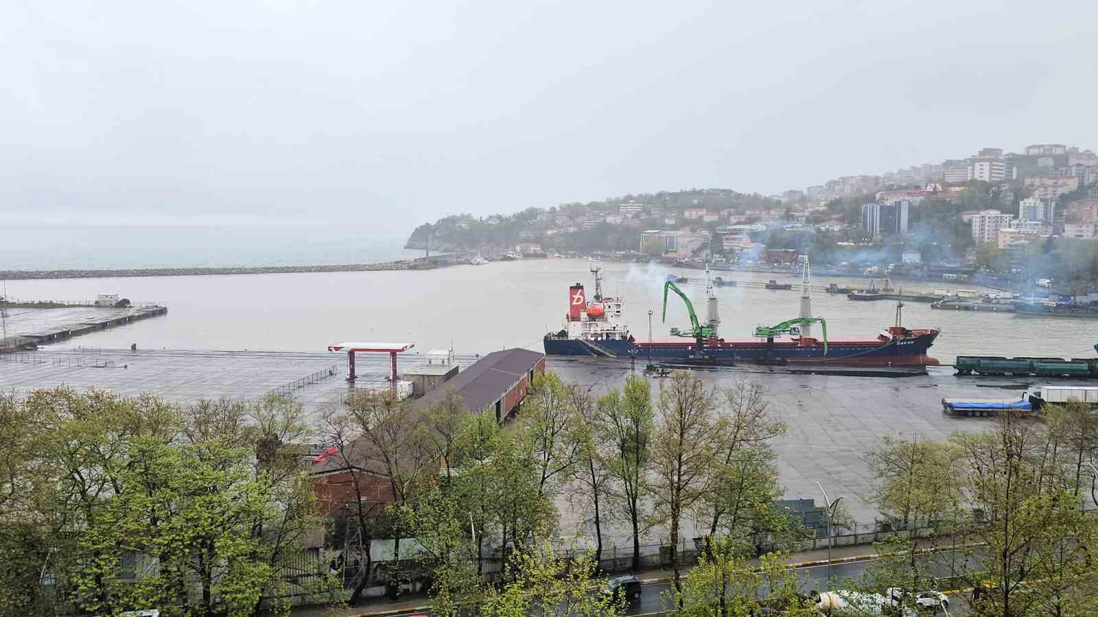 Zonguldak Limanı &ccedil;amur nedeniyle sarı renge b&uuml;r&uuml;nd&uuml;
