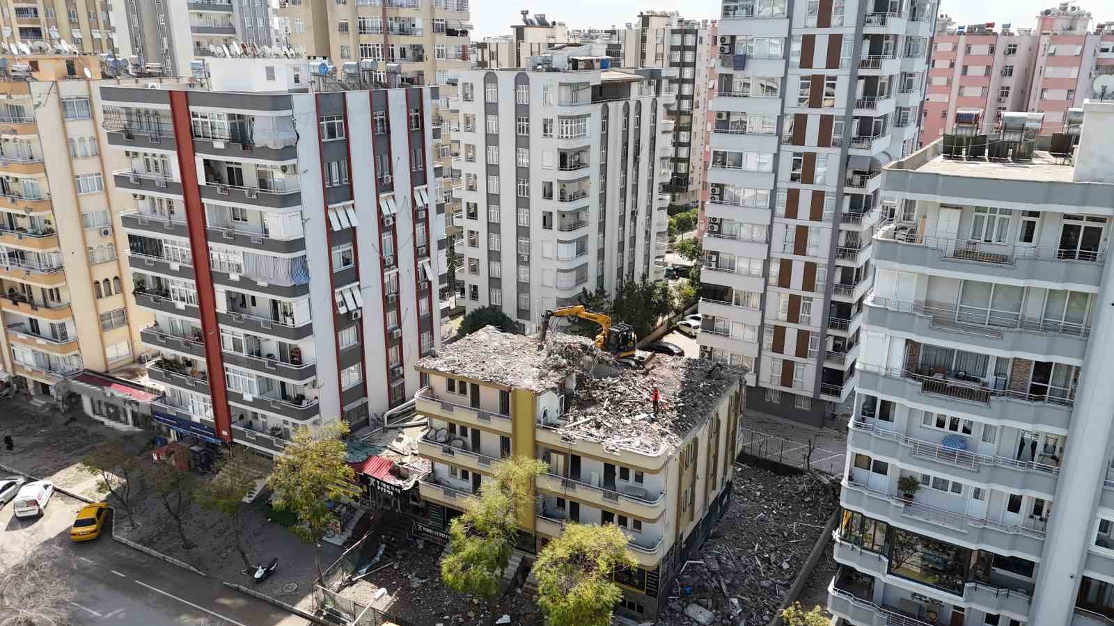 Adana’da depremde hasar gören mahkemelik binalarda yıkım başladı