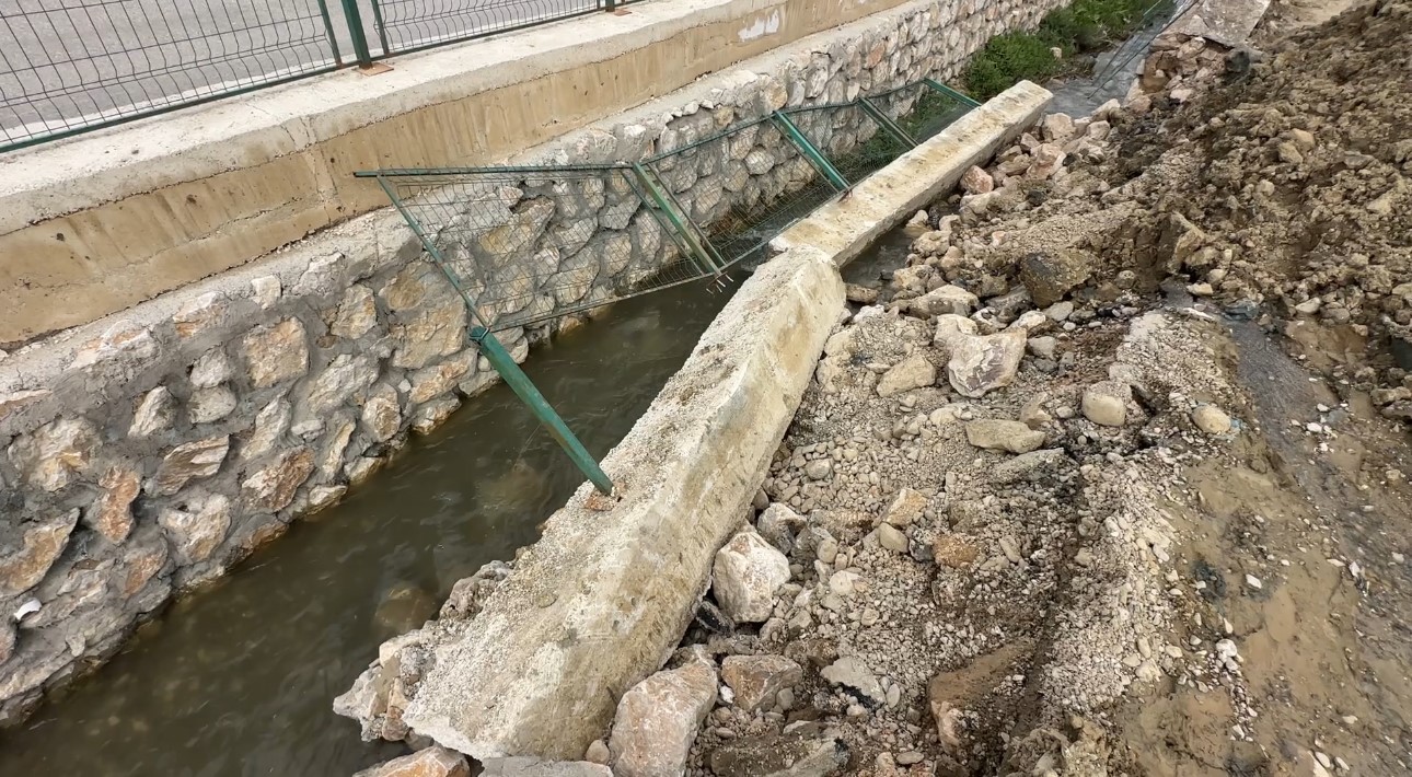 Y&uuml;ksekova&rsquo;da heyelan ulaşımı aksatıyor: Pizok yolunda ulaşım 1 aydır tek şeritten sağlanıyor
