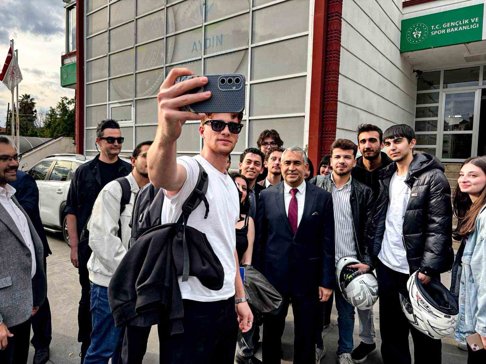 Rekt&ouml;r Kent &ouml;ğrencilerin sorularını yanıtladı
