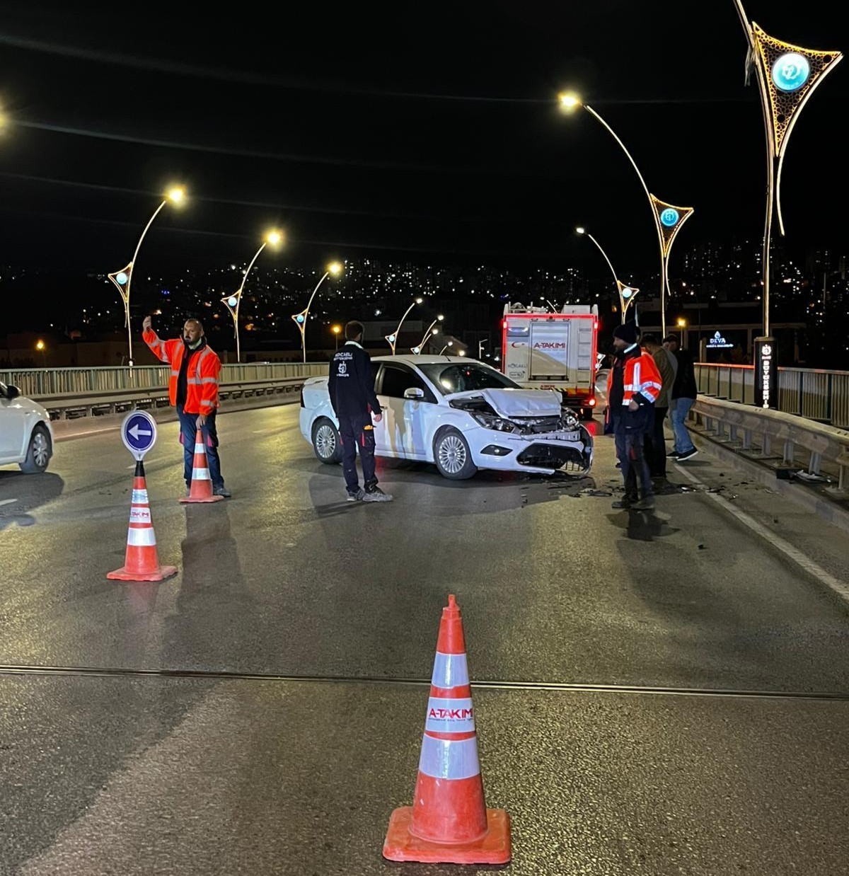 Yolda g&ouml;rd&uuml;kleri kazaya anında m&uuml;dahale eden A Takımı ikinci felaketi &ouml;nledi

