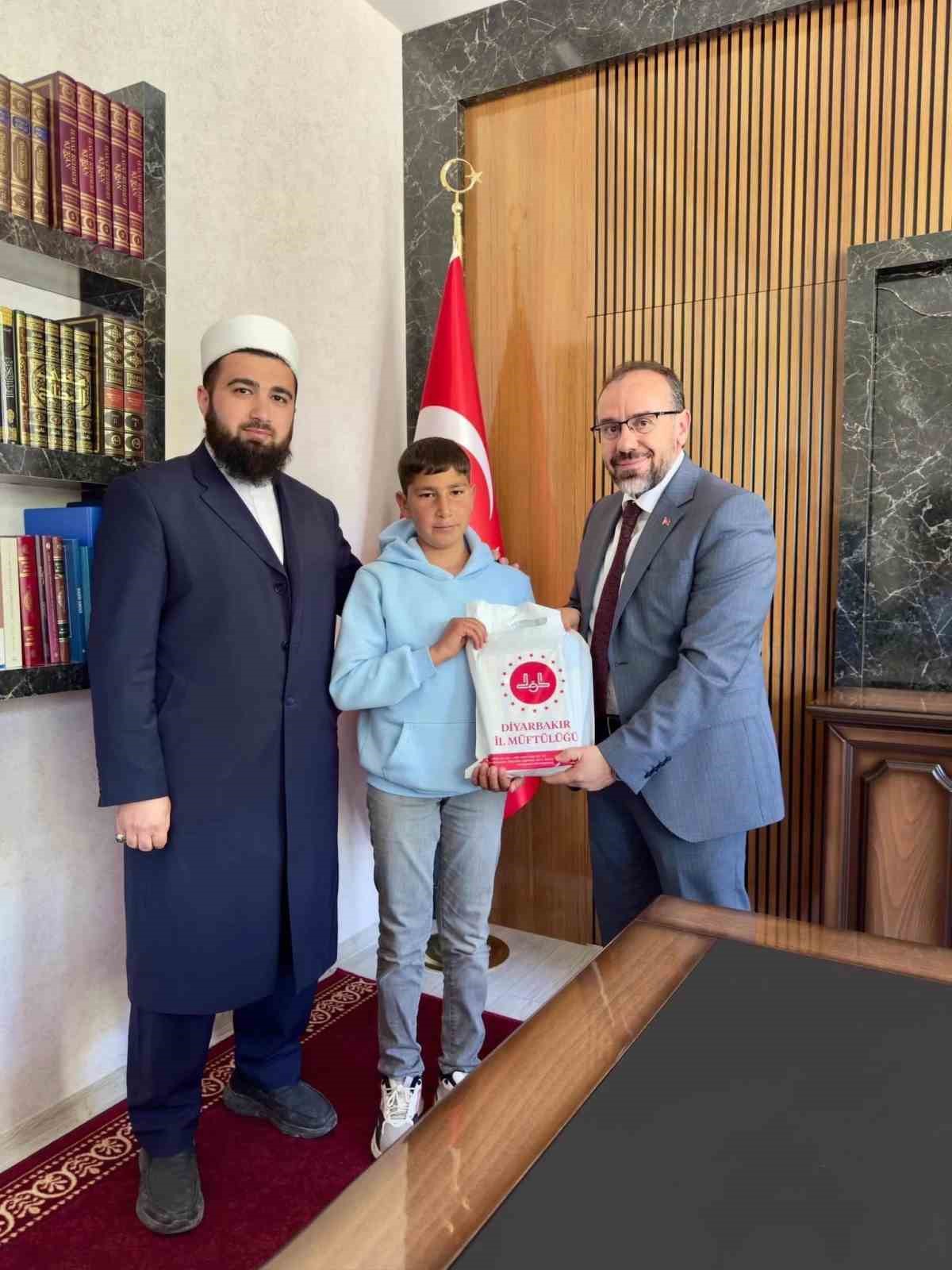 Cami inşaatına kumbarasını bağışlayan genç ödüllendirildi
