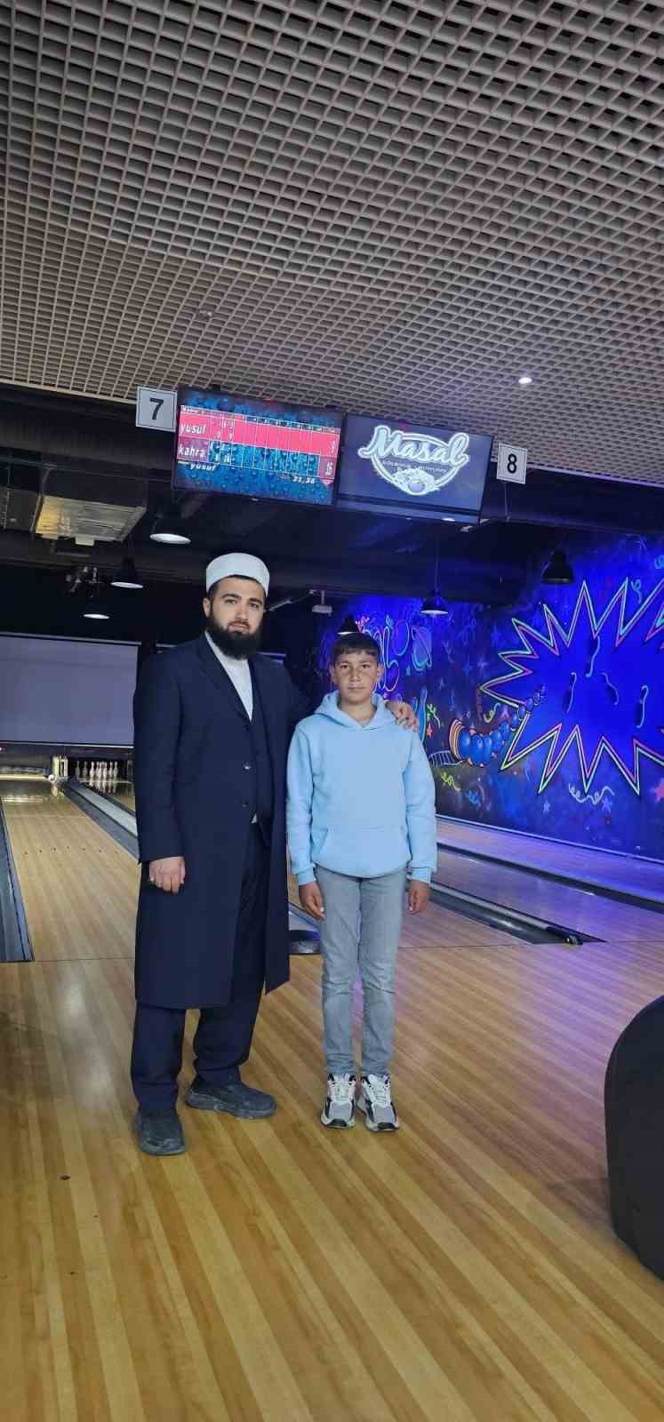 Cami inşaatına kumbarasını bağışlayan genç ödüllendirildi