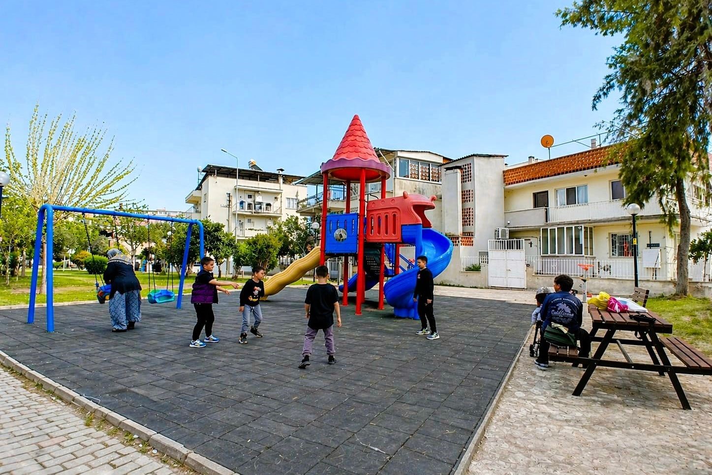 Efeler&rsquo;de parklar yenileniyor
