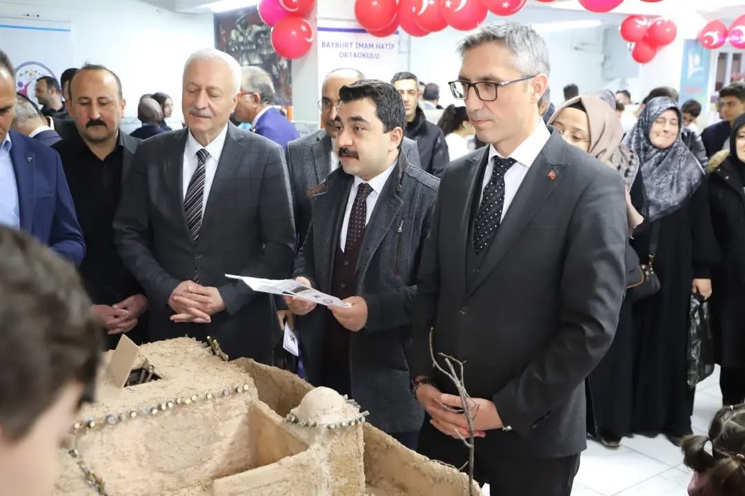 Bayburt Ortaokulu &ouml;ğrencilerinden bilim fuarı
