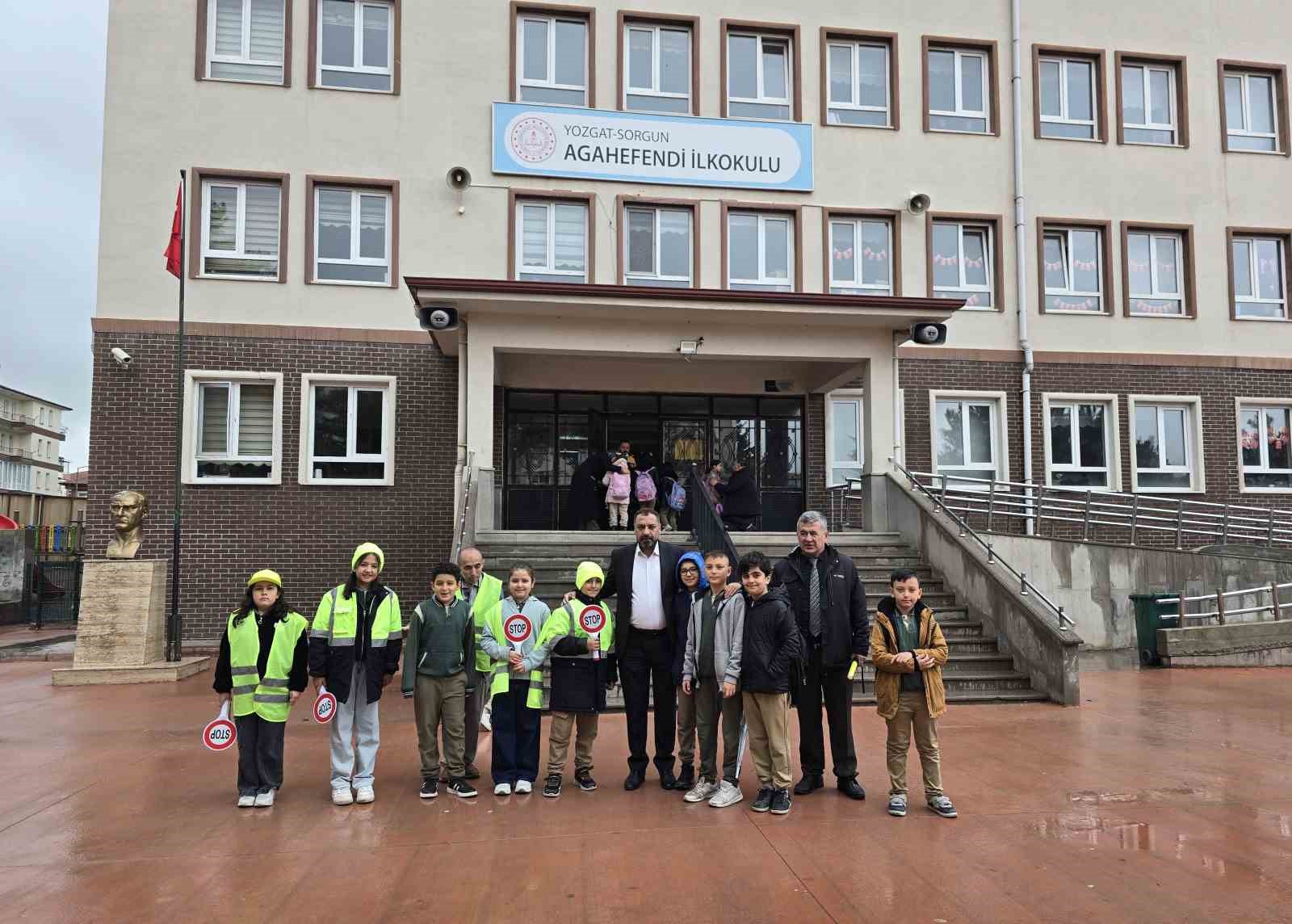 Başkan Ekinci, g&ouml;n&uuml;ll&uuml; &ouml;ğrencilerle trafik kurallarına dikkat &ccedil;ekti
