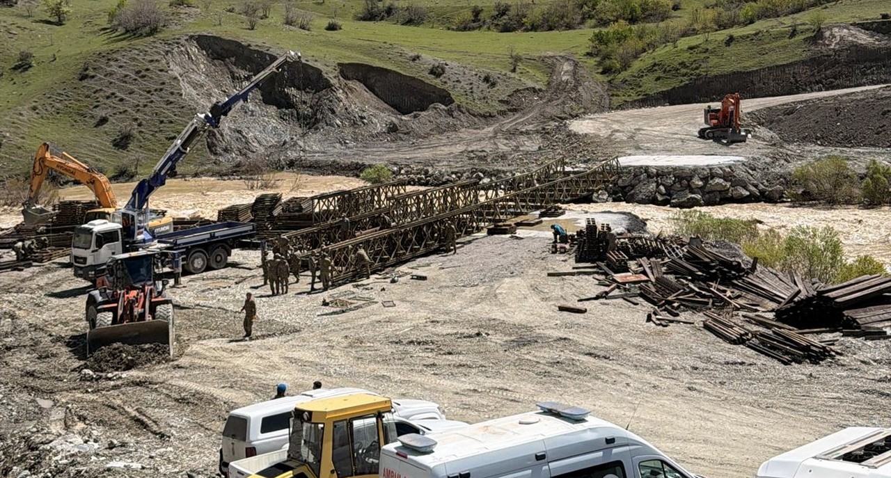 Hakkari-Van yolunda panel k&ouml;pr&uuml; &ccedil;alışması s&uuml;r&uuml;yor
