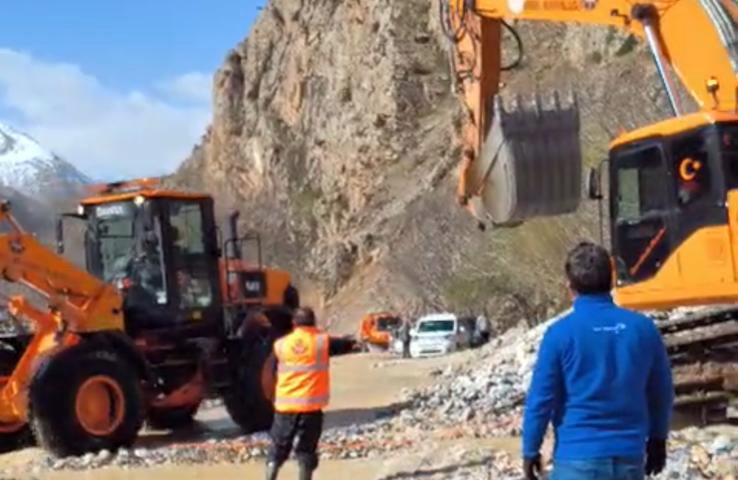 Van-Çatak kara yolu yeniden ulaşıma açıldı