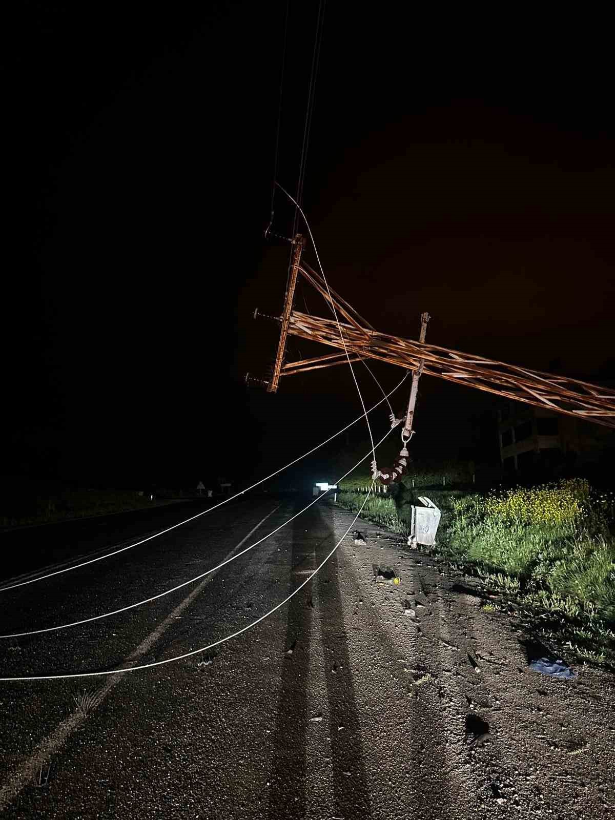 Elektrik direğine &ccedil;arpan otomobil ters d&ouml;nd&uuml;
