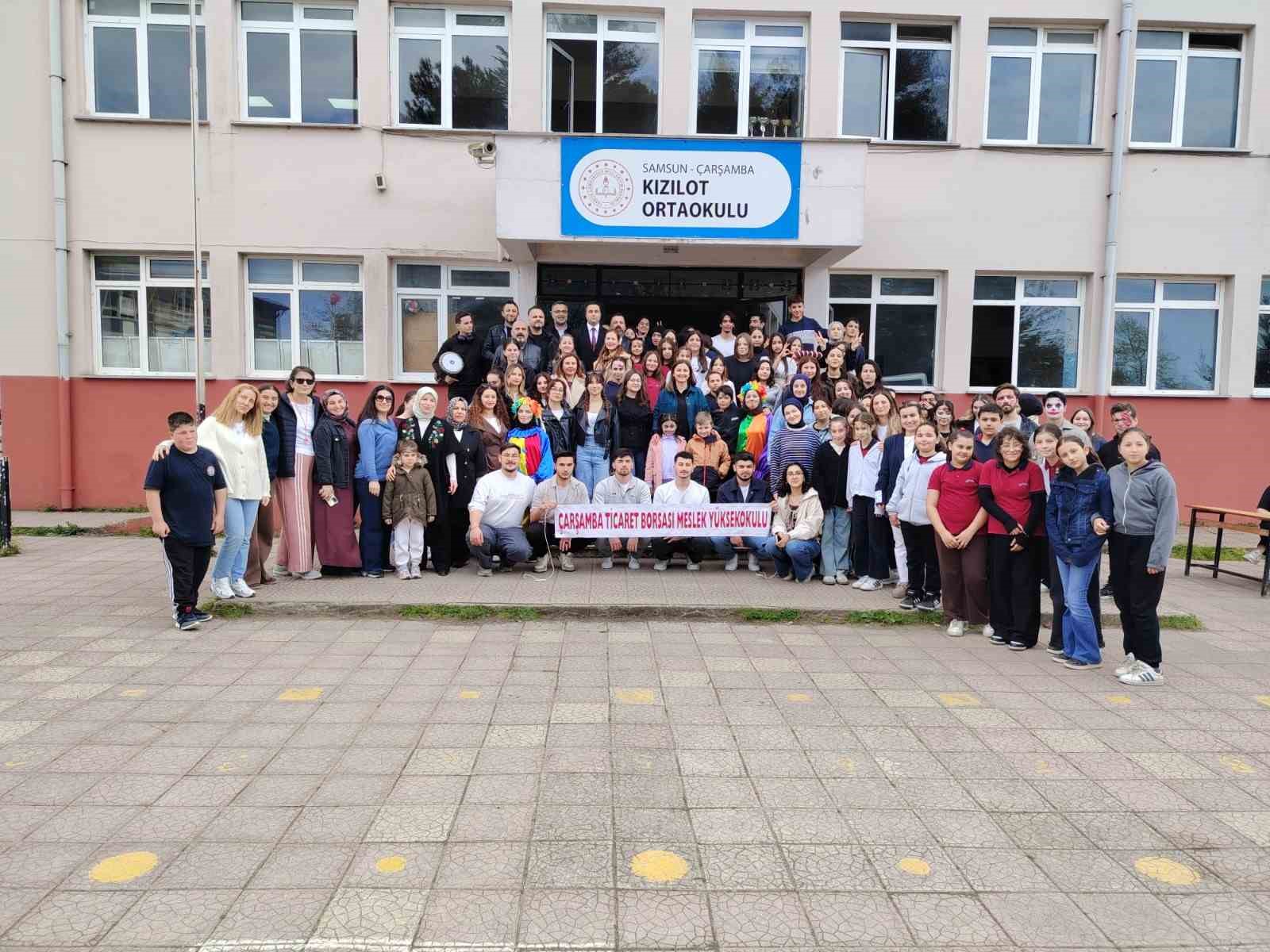 MYO&rsquo;nun Bir Kitap Bir G&uuml;l&uuml;mseme kampanyası kalplere dokundu
