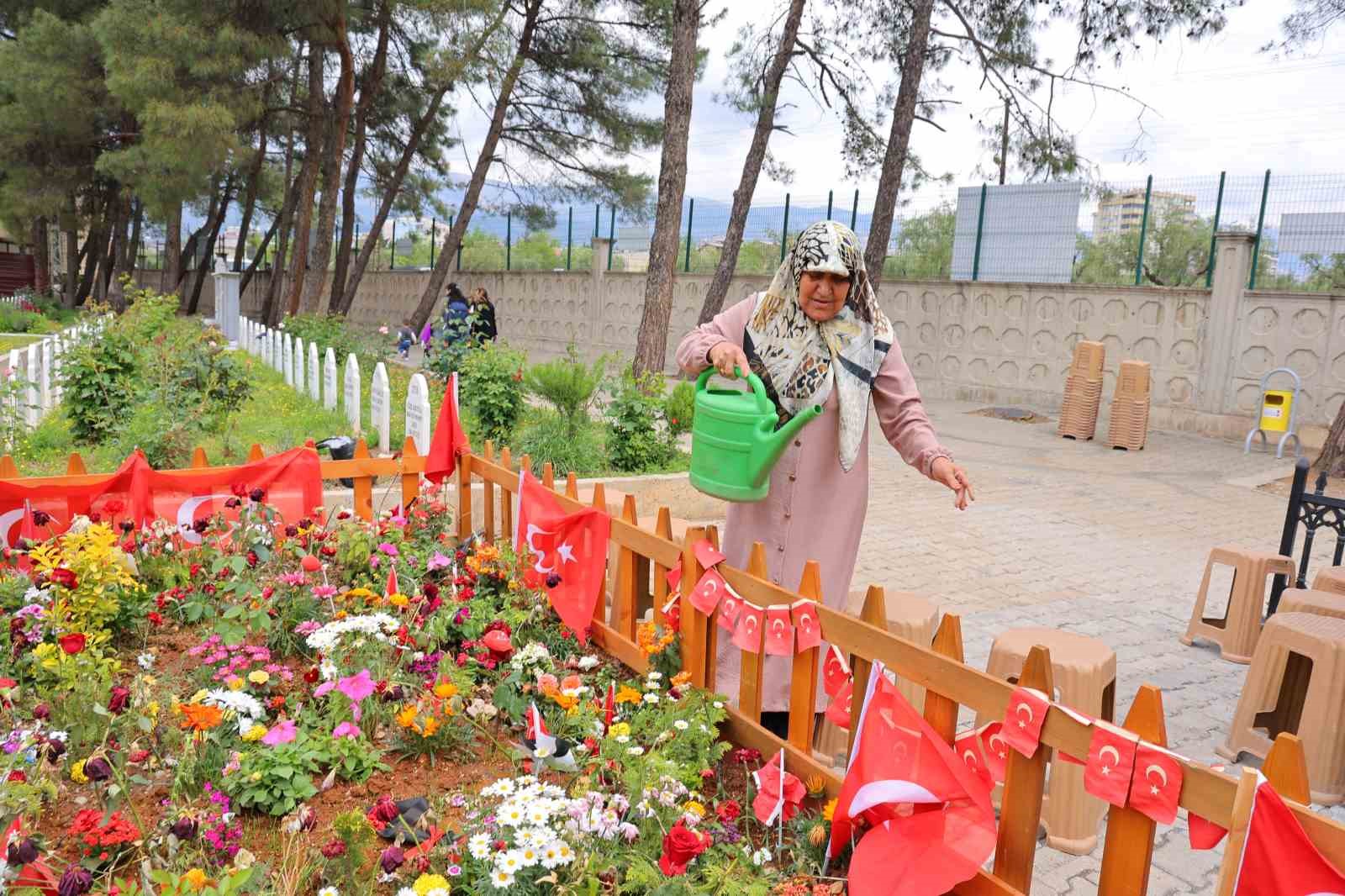 Okul saldırısında hayatını kaybeden &ccedil;ocukların ziyaret&ccedil;ileri eksik olmuyor
