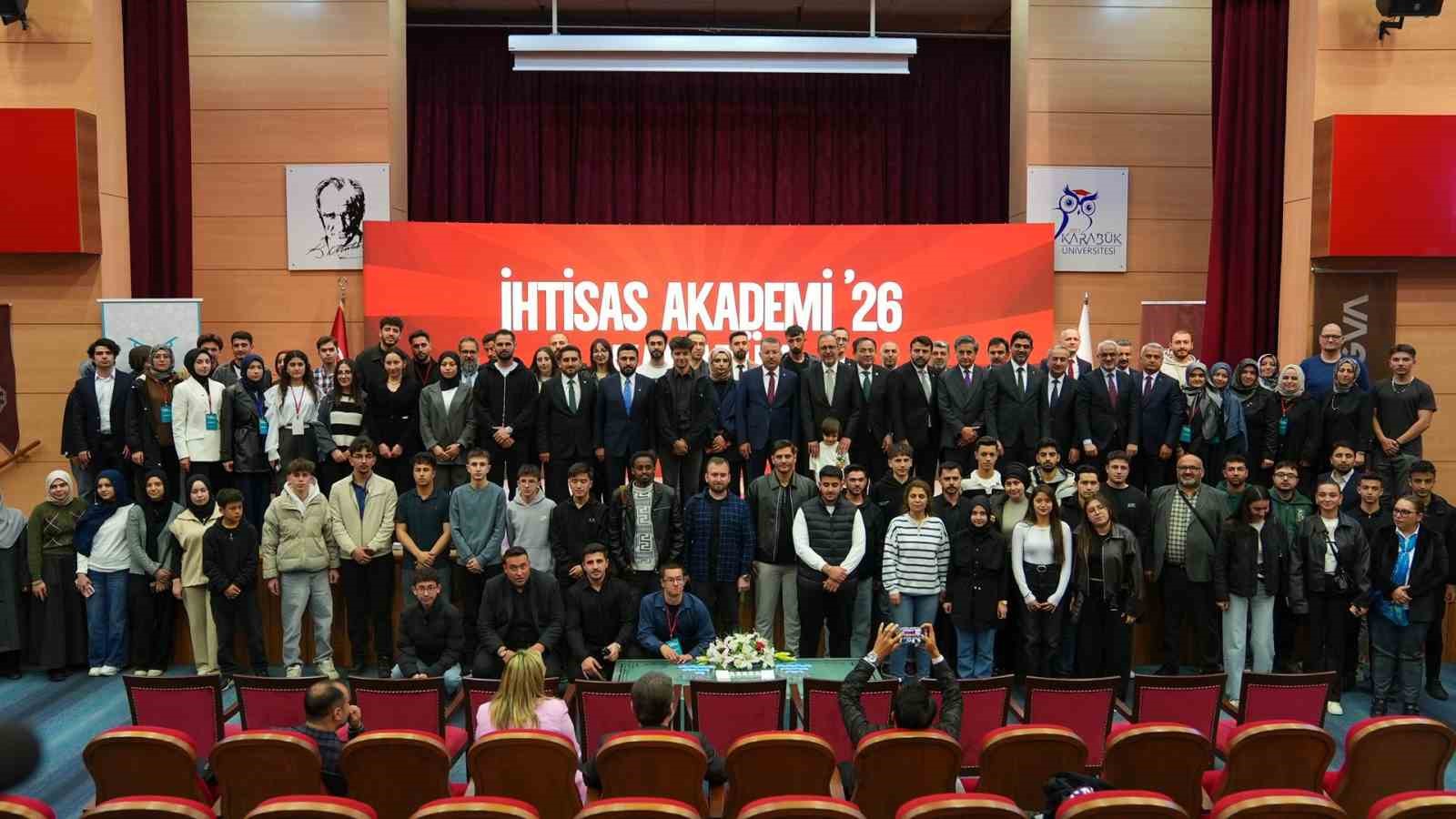 Kasapoğlu, Karab&uuml;k &Uuml;niversitesinde gen&ccedil;lerle buluştu
