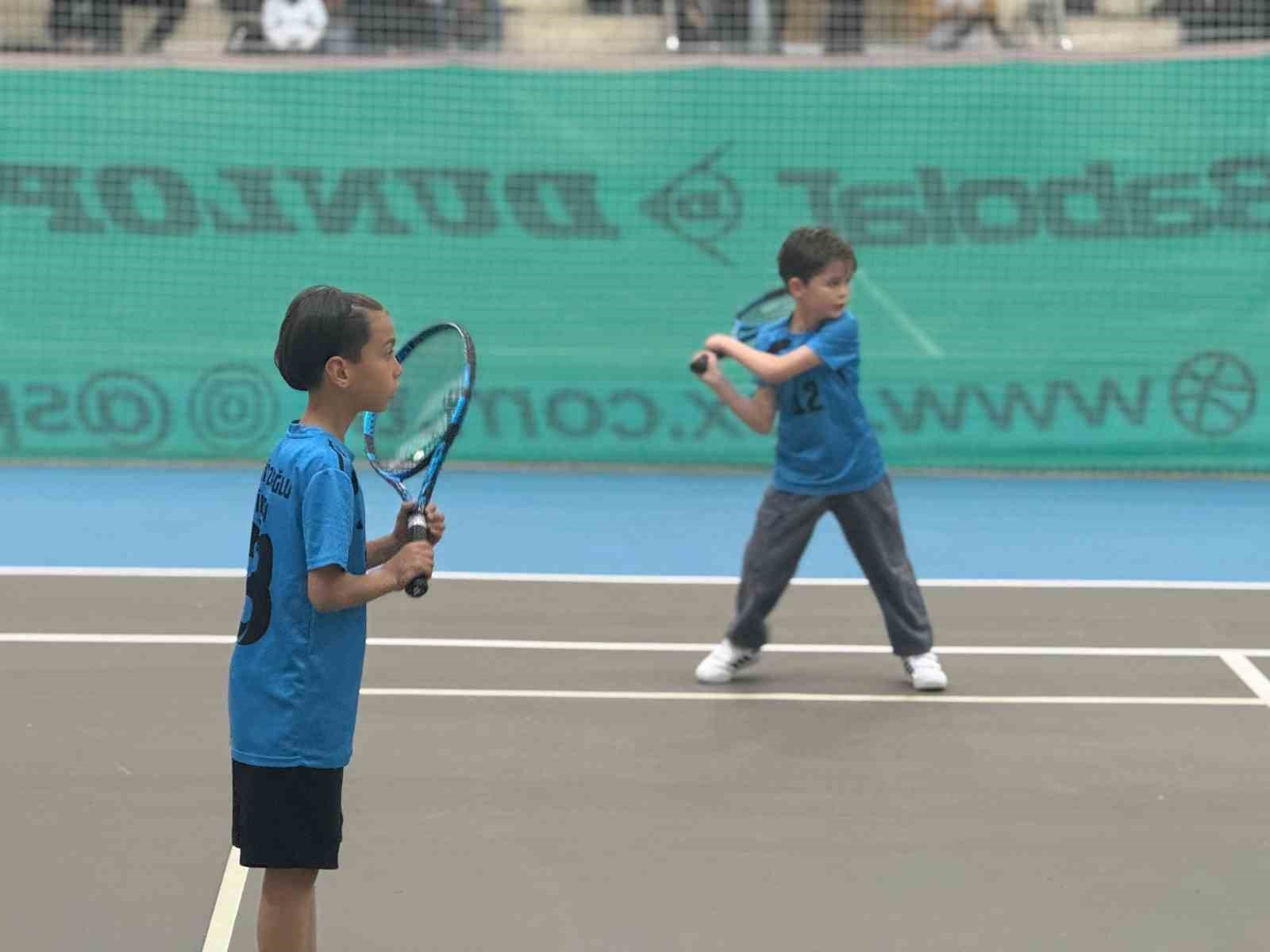 K&uuml;&ccedil;&uuml;kler-Minikler Tenis Grup M&uuml;sabakaları başladı
