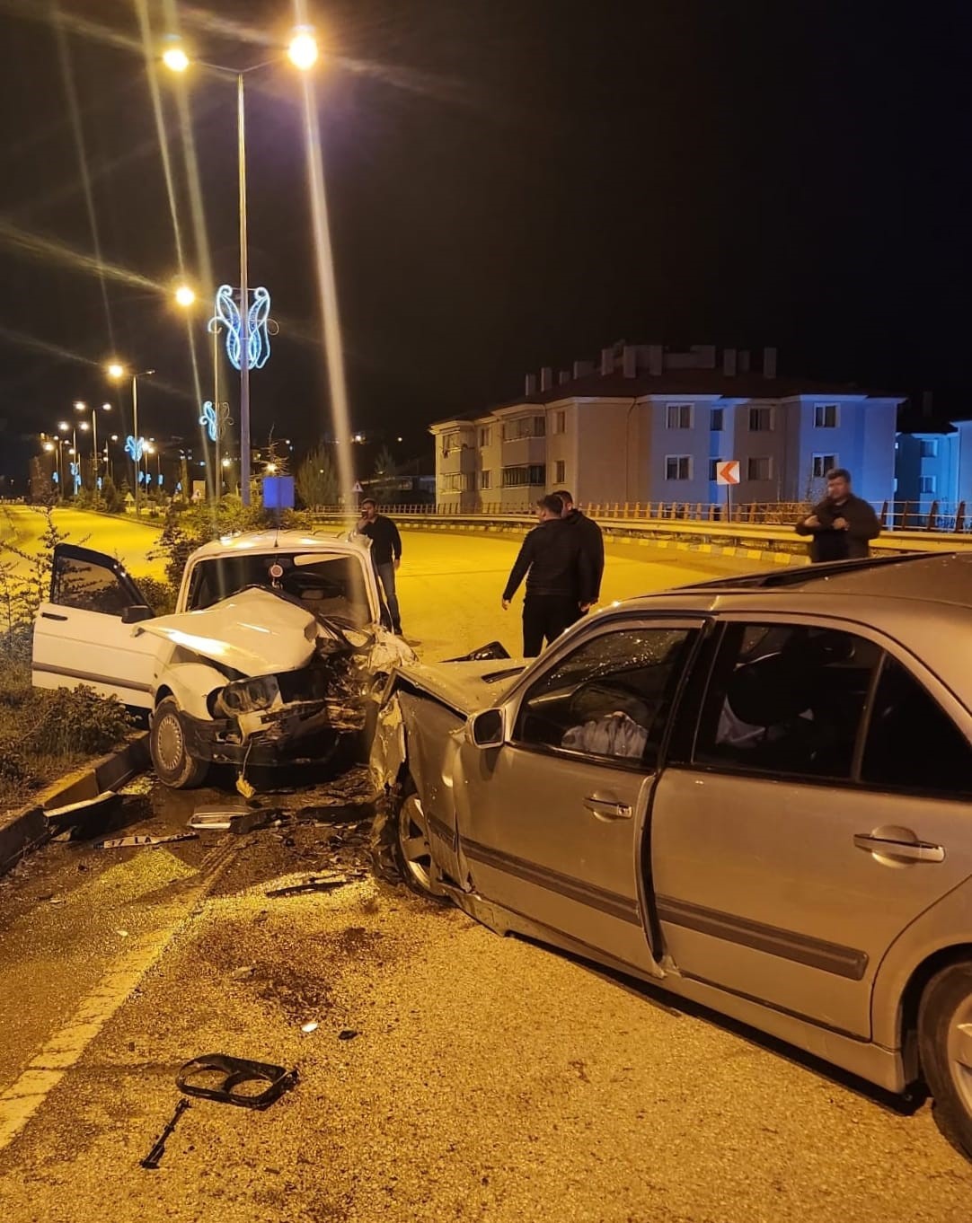 Ters istikametteki alkoll&uuml; s&uuml;r&uuml;c&uuml; kazaya yol a&ccedil;tı: 6 yaralı
