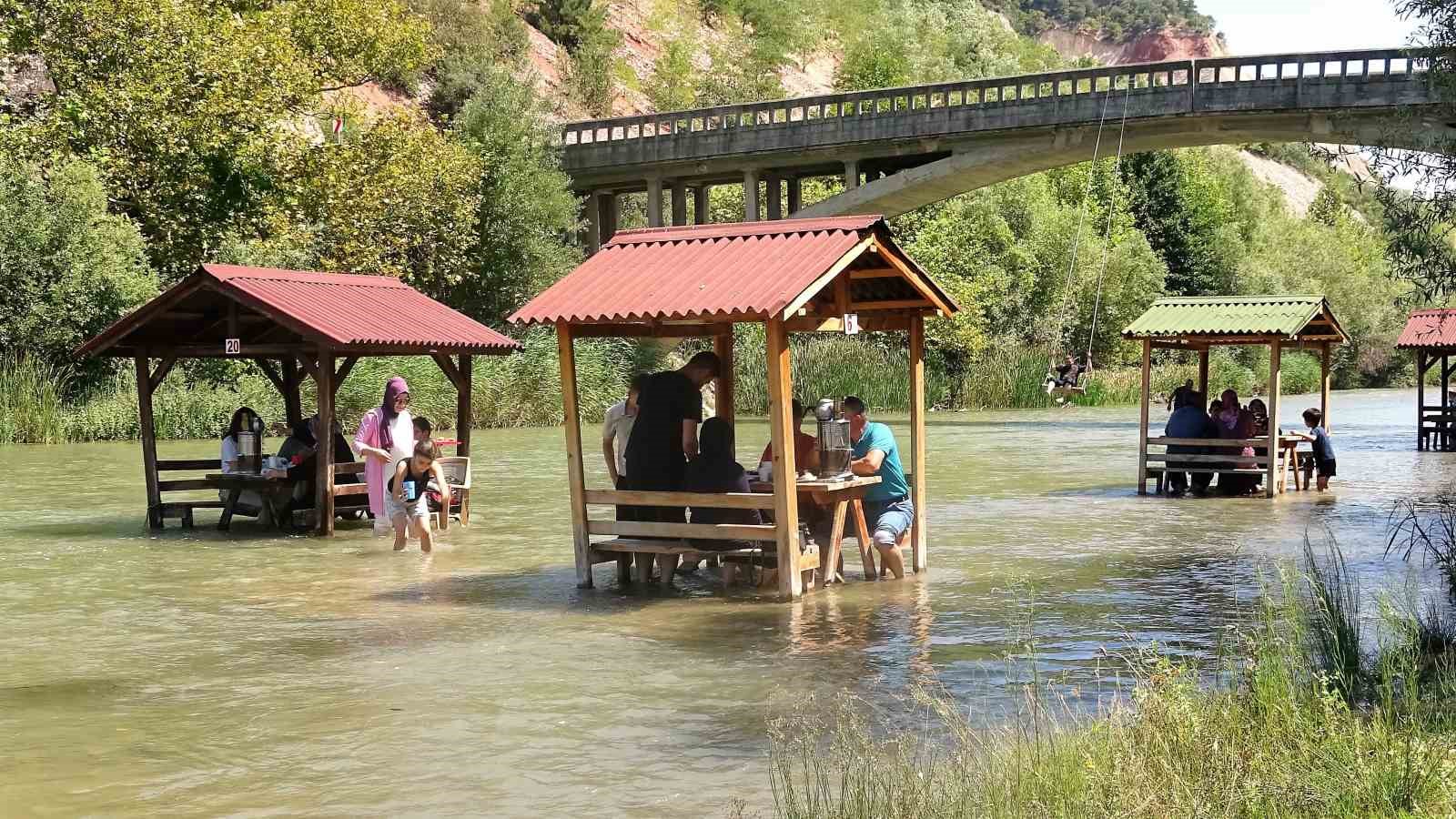 Tokat&rsquo;ta yazın serinleten kamelyalar sular altında kaldı
