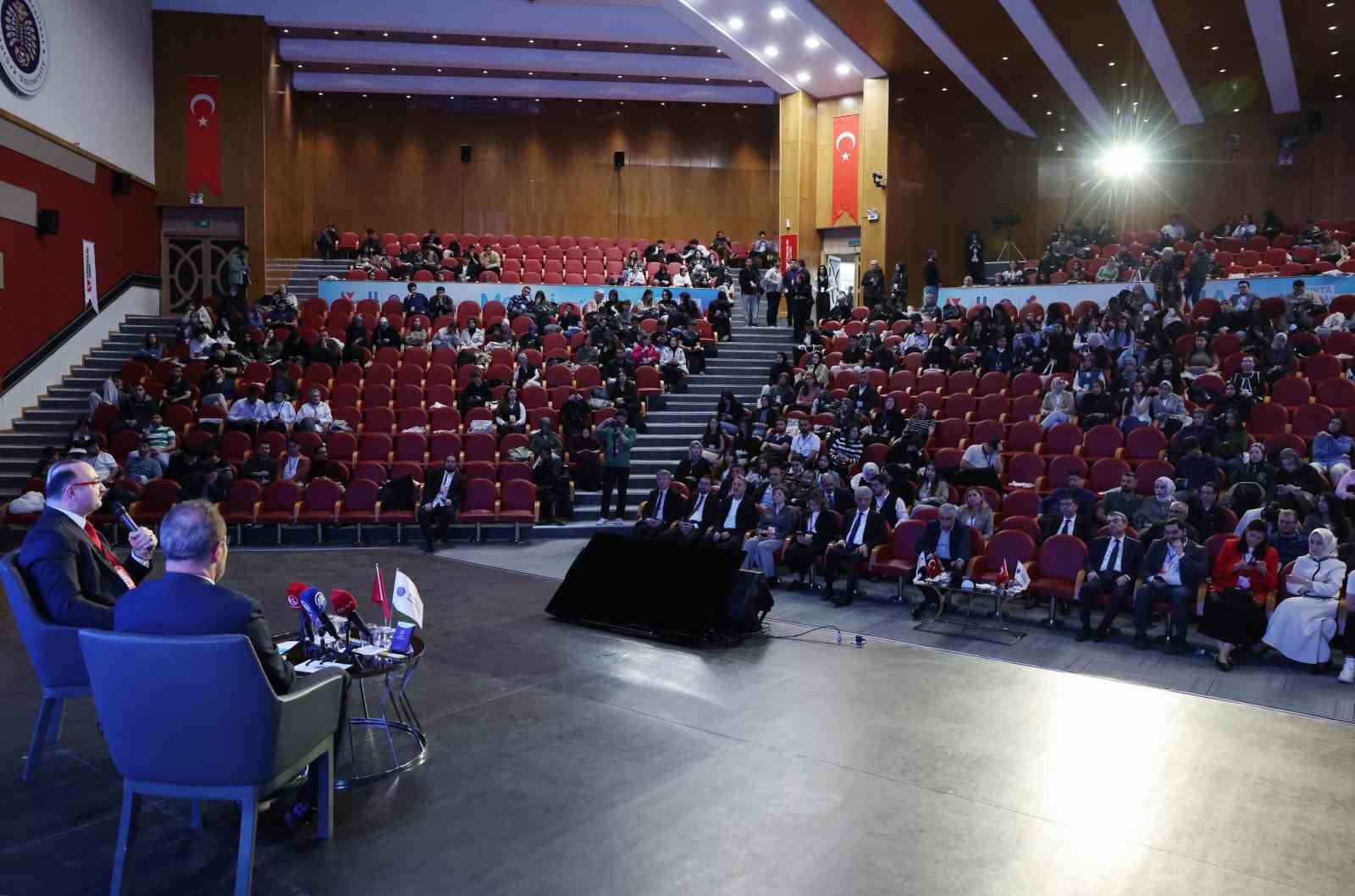 Sağlıkta yapay zek&acirc; zirvesi: Tıbbın geleceği Atat&uuml;rk &Uuml;niversitesinde masaya yatırıldı
