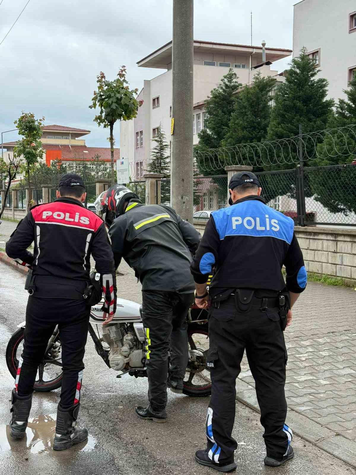 Kahramanmaraş&rsquo;ta okul &ouml;nlerinde sıkı denetim
