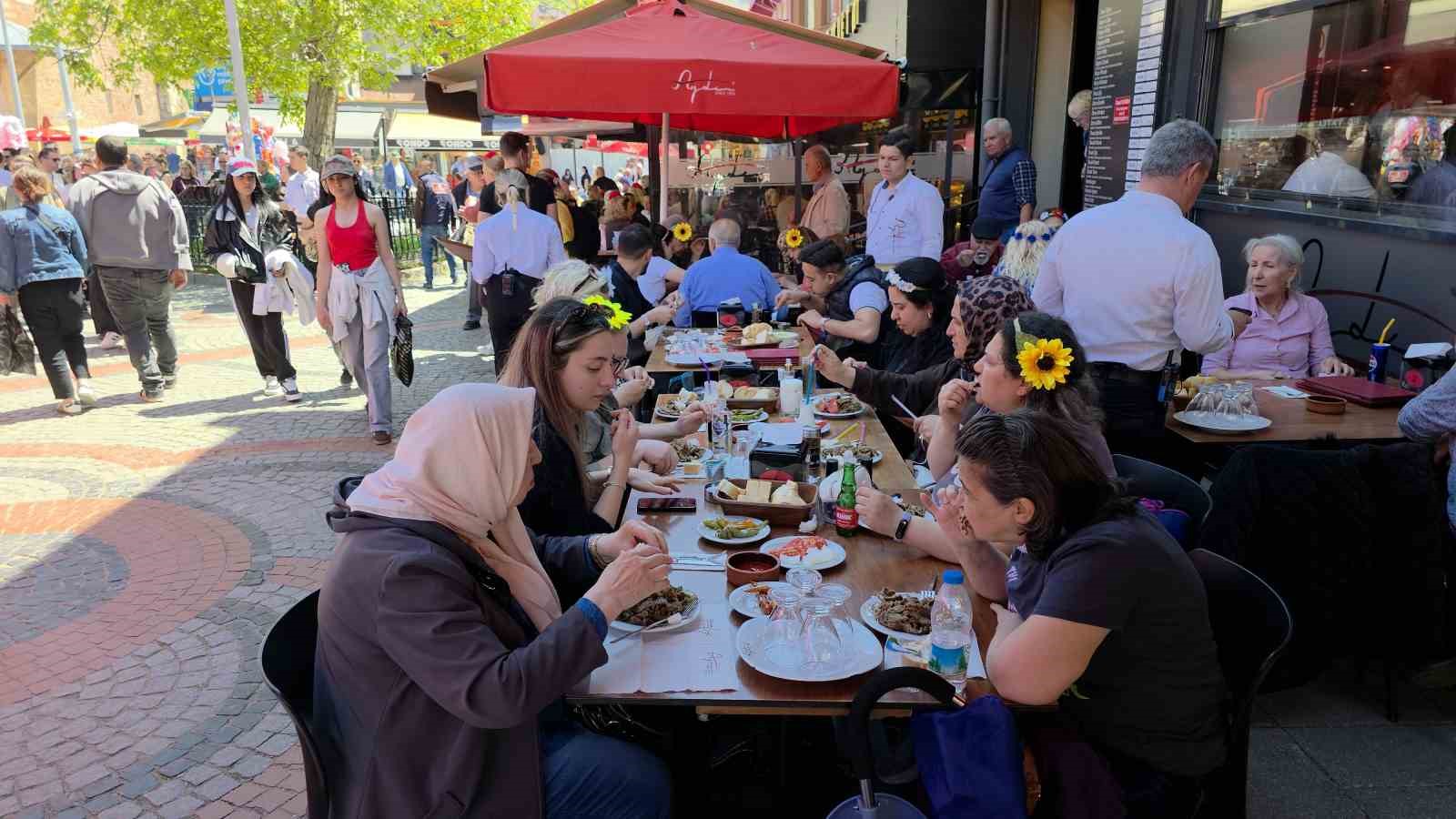 Kakava şenlikleri i&ccedil;in gelen turistler ciğercilerde kuyruk oluşturdu
