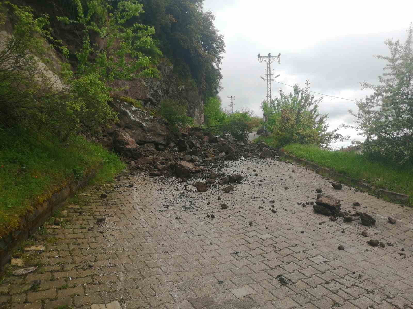 Niksar&rsquo;da sağanak nedeniyle kaya par&ccedil;aları yola d&uuml;şt&uuml;
