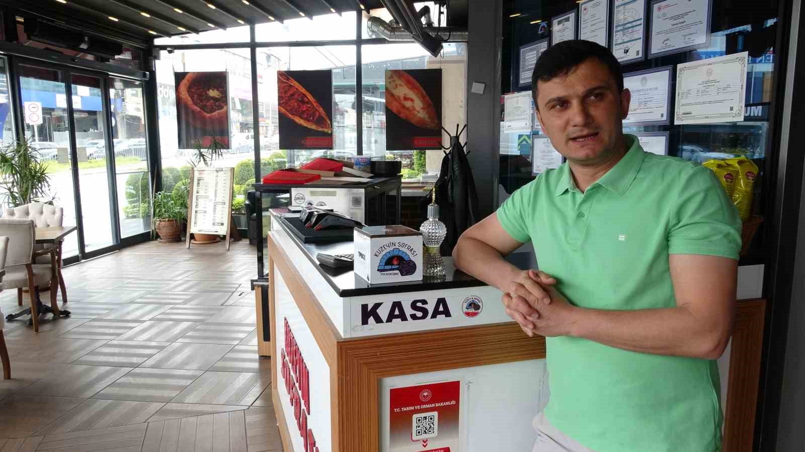 Pendik&rsquo;te soluk borusuna ekmek ka&ccedil;an m&uuml;şteri heimlich manevrasıyla kurtarıldı
