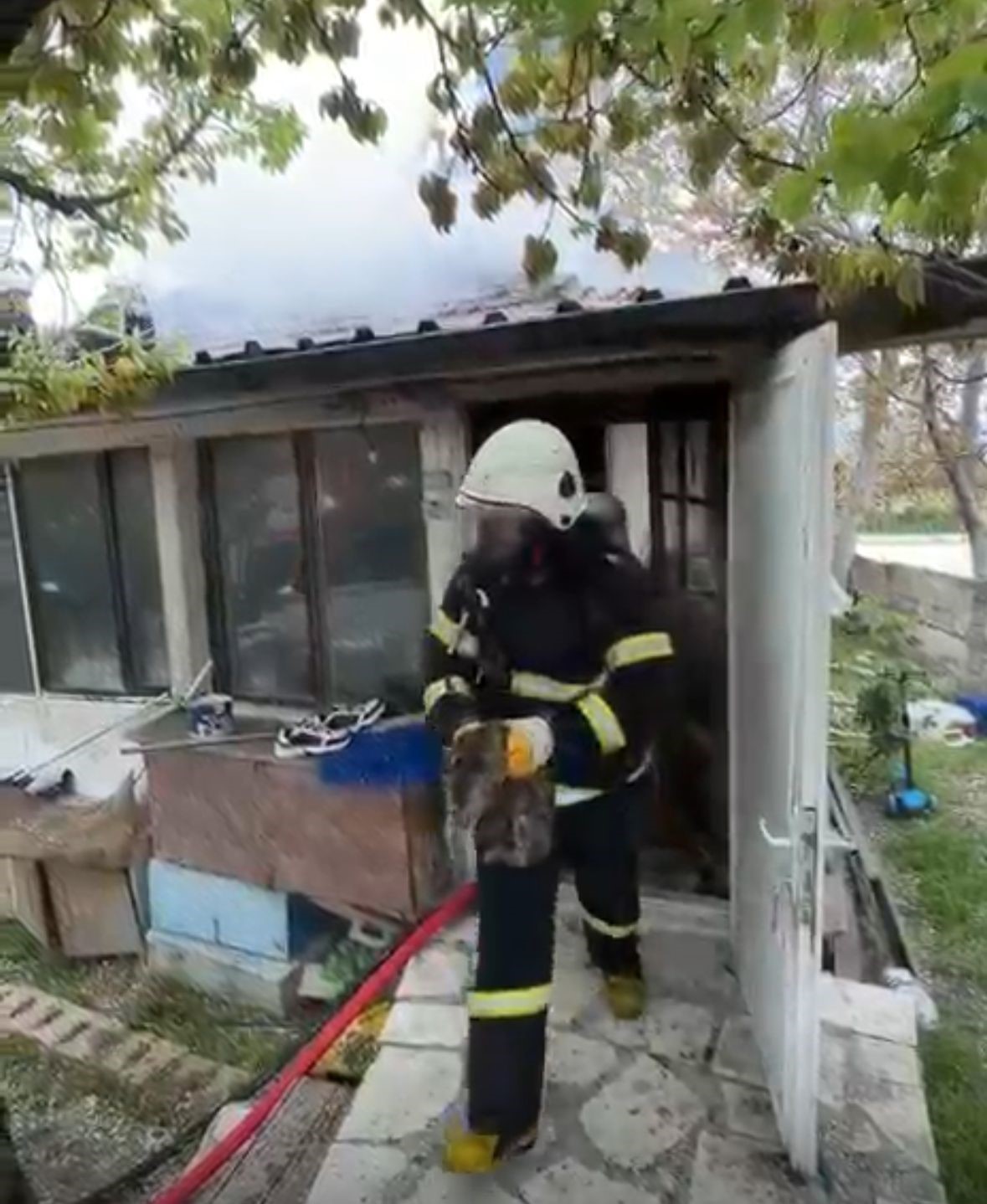 Yangında ev sahibi dumandan etkilendi, mahsur kalan kedi ekiplerce kurtarıldı
