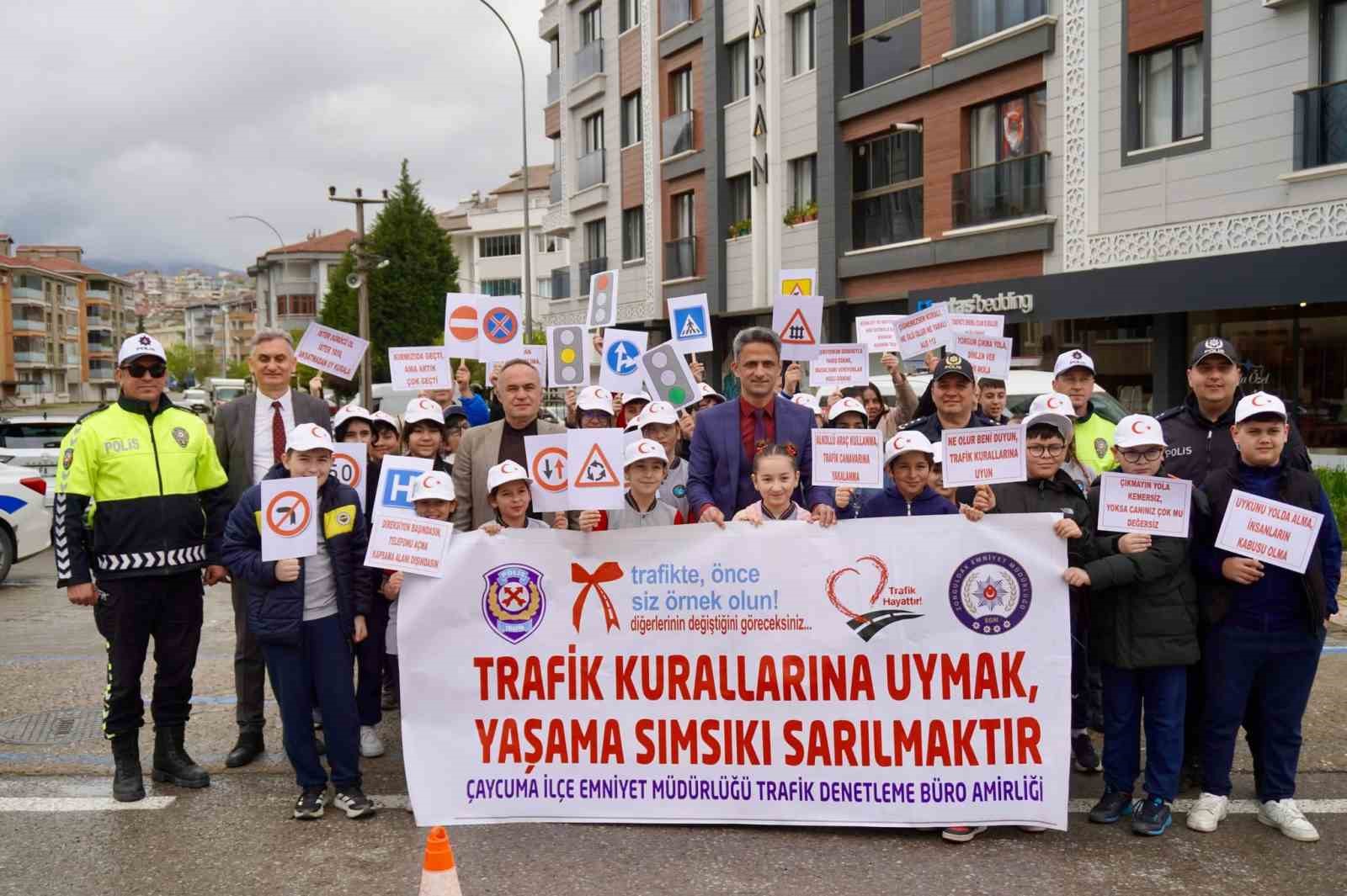 &Ccedil;aycuma&rsquo;da &ouml;ğrencilere trafik bilinci aşılandı
