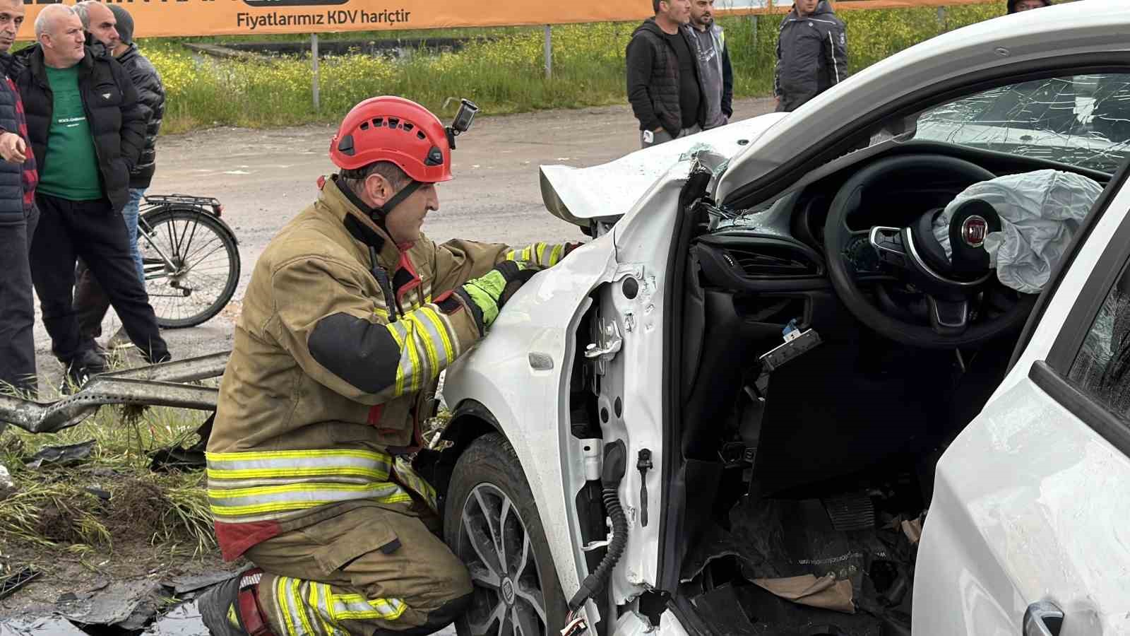 EDS tabelasına &ccedil;arpan otomobilin s&uuml;r&uuml;c&uuml;s&uuml;n&uuml; itfaiye kurtardı

