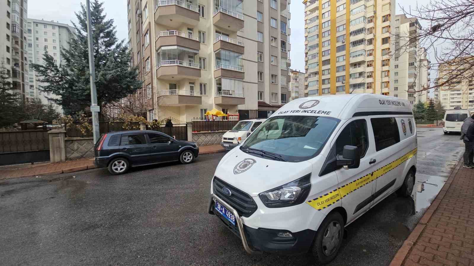 G&ouml;revlinin karısını &ouml;ld&uuml;ren şahıs, cinayetten sonra ellerini yıkamış
