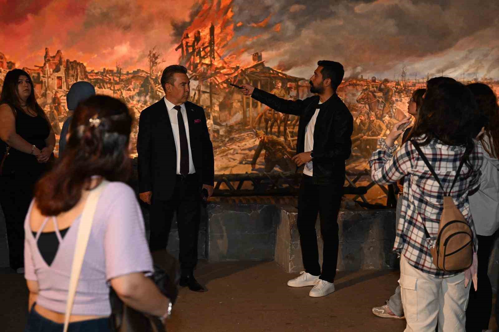 &Uuml;niversite &ouml;ğrencilerine Manisa&rsquo;nın tarihi mirası anlatıldı
