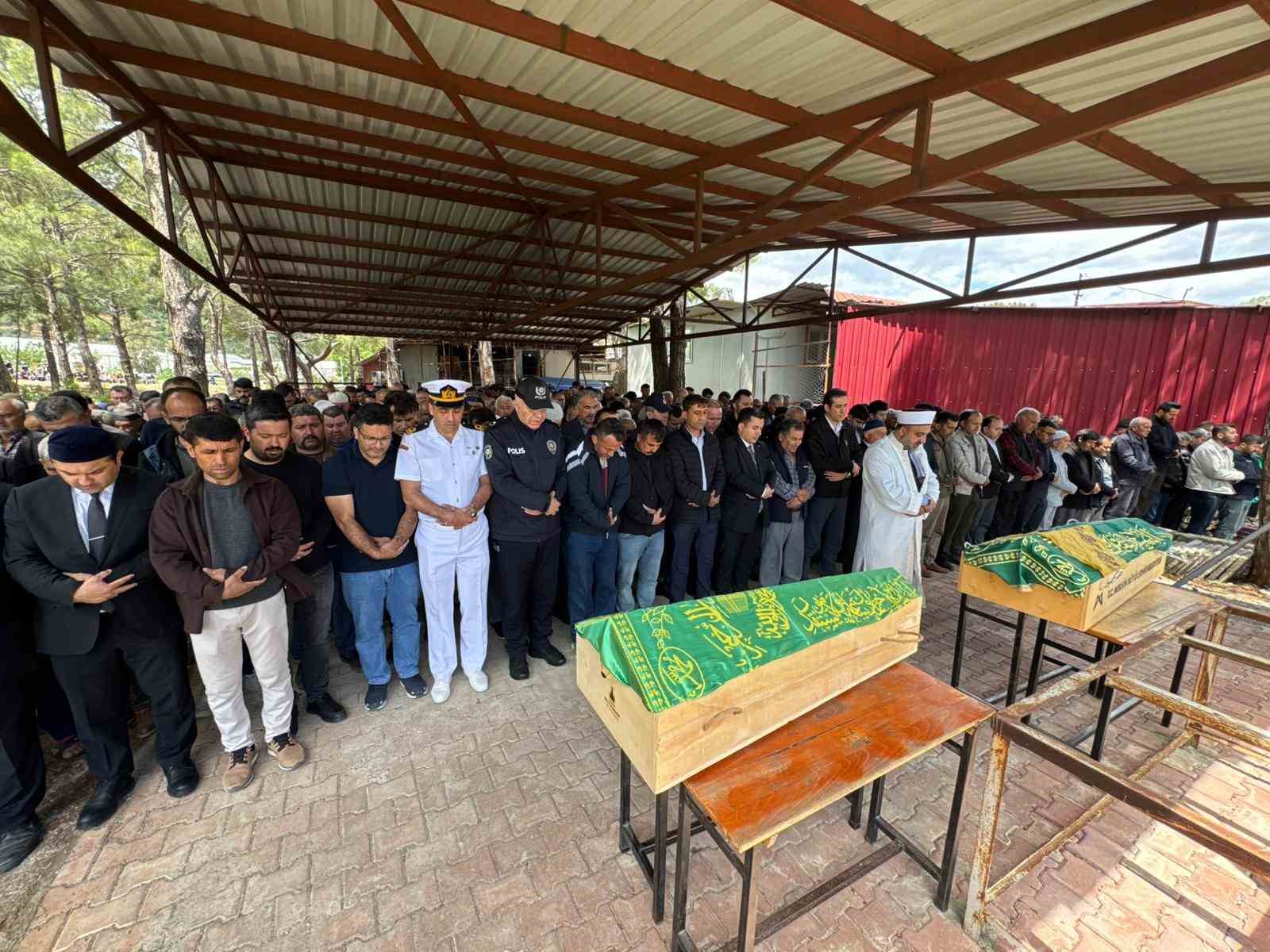 Mersin’de ölen 2 kardeşin cenazesi gözyaşları arasında defnedildi
