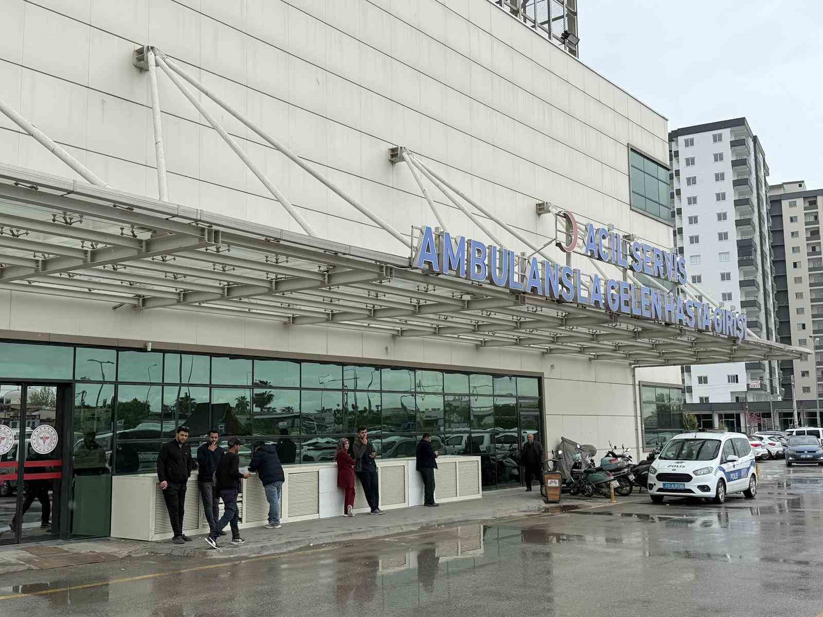Tarihi geçmiş salam yiyen 4 öğrenci hastaneye kaldırıldı