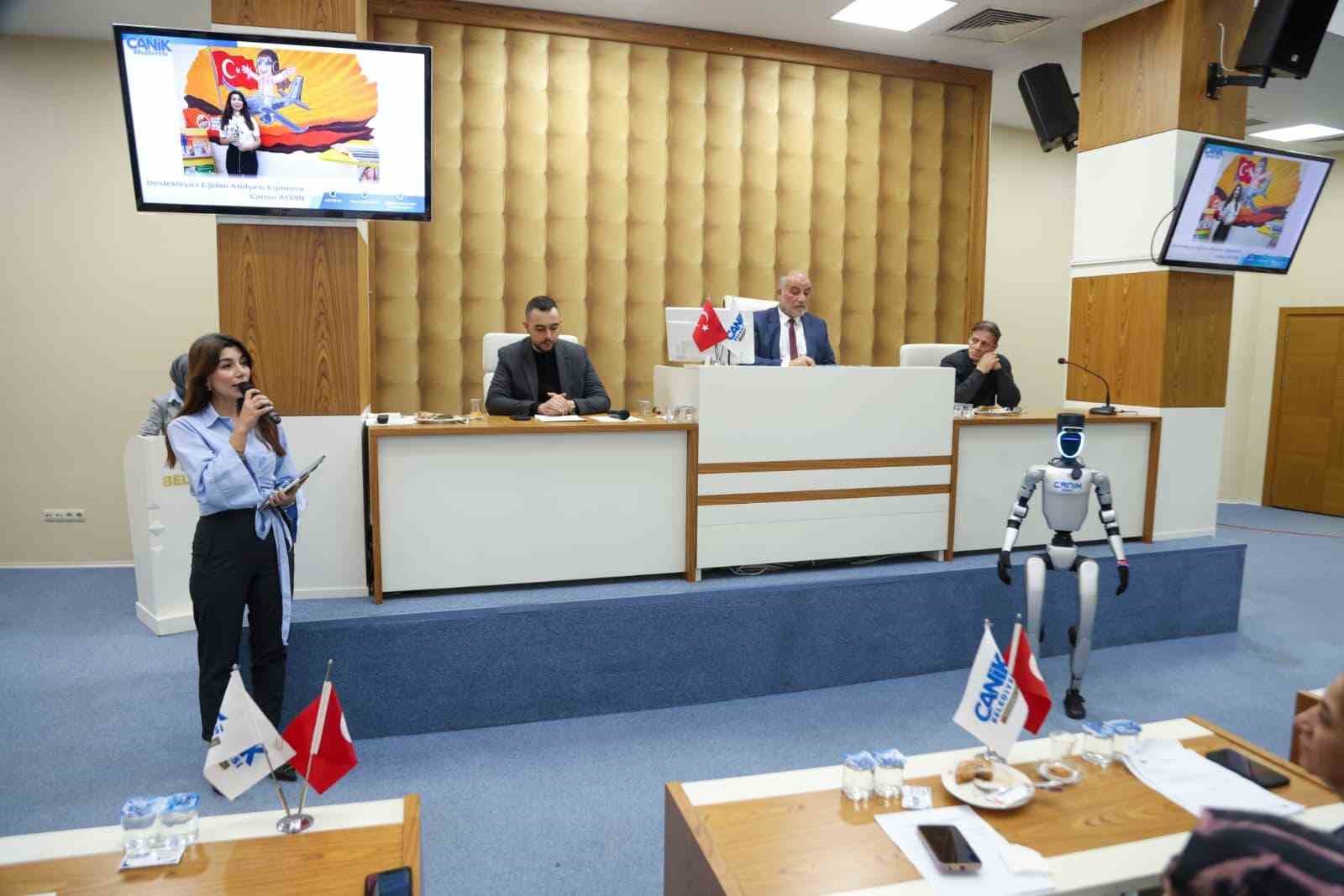 Nüfusa kayıtlı robot mecliste: Heyecanlı anlar