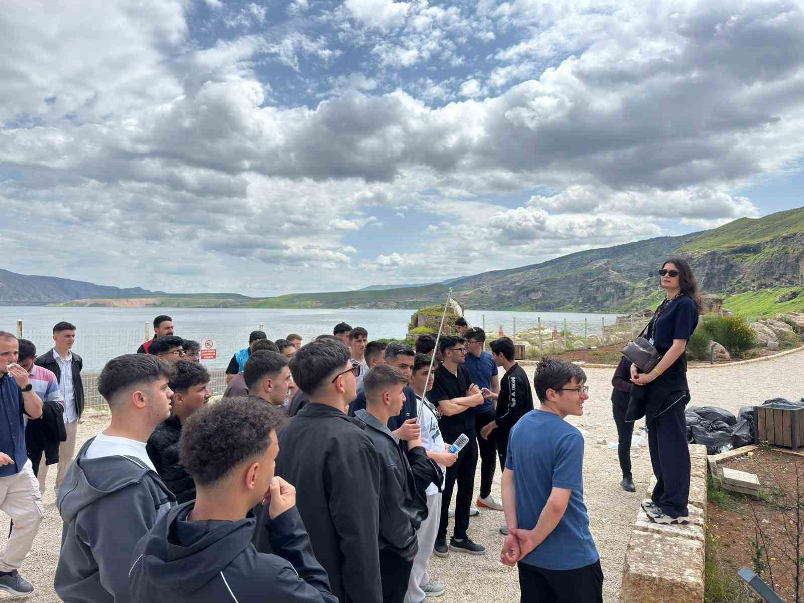 Gençlik Merkezi öğrencilerine kültür ve tarih gezisi düzenlendi