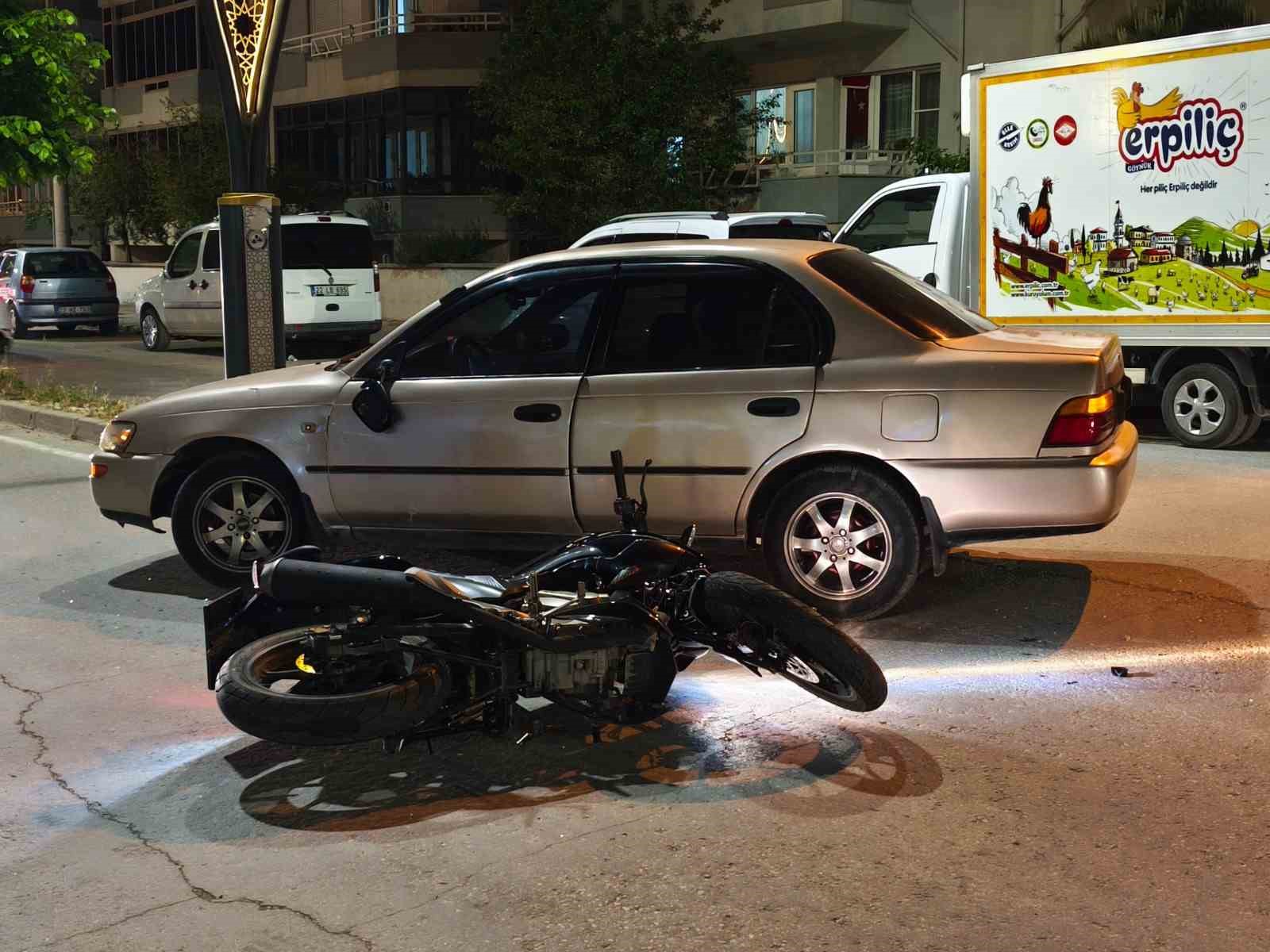 Keşan’da otomobil ile çarpışan motosiklette 2 kişi yaralandı