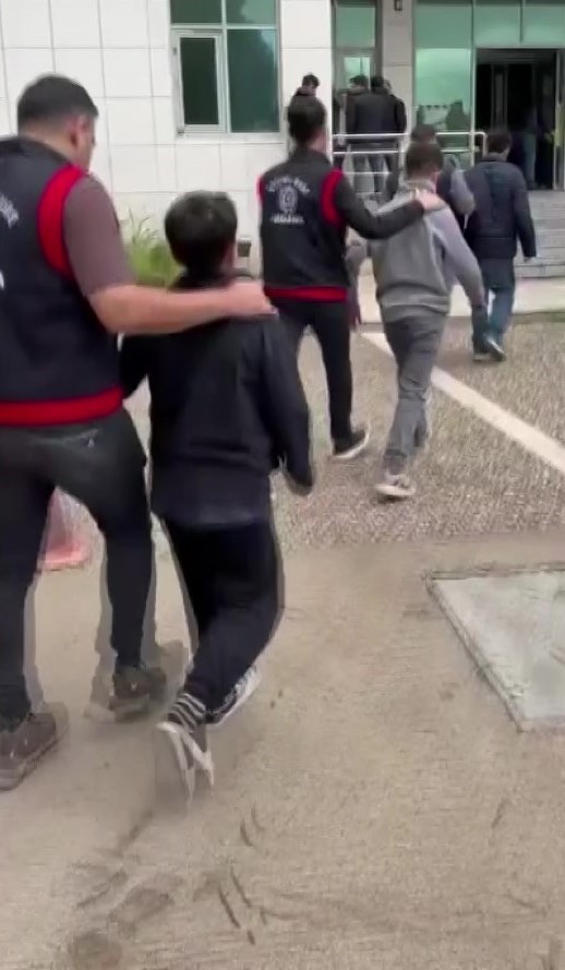 Sokakta yaşayan adamı yumruklayan &ccedil;ocuğa ev hapsi cezası
