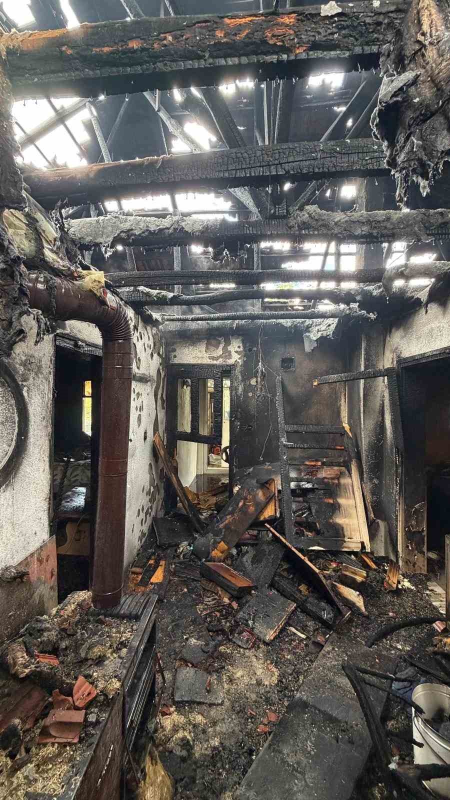 Yangında ev sahibi dumandan etkilendi, mahsur kalan kedi ekiplerce kurtarıldı