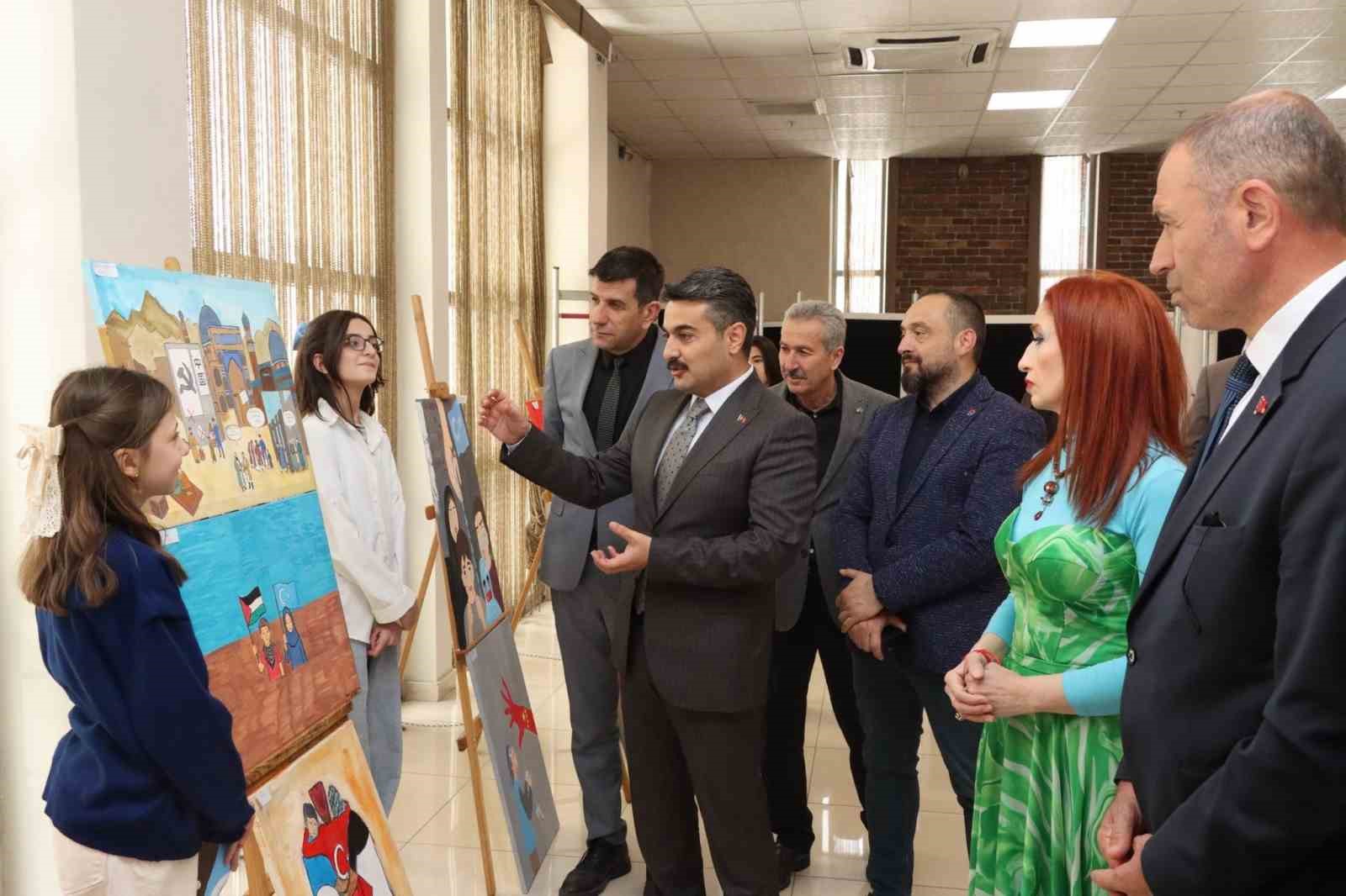 Sivas&rsquo;ta "Doğu T&uuml;rkistan&rsquo;ı Hatırla" resim sergisi a&ccedil;ıldı
