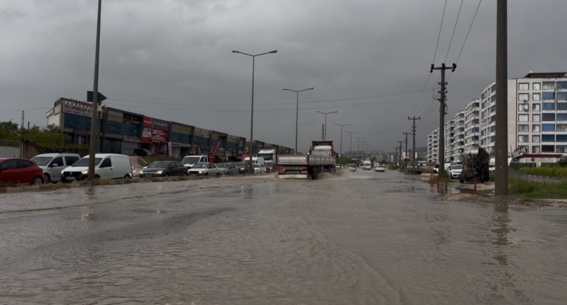 Ergani’yi sağanak vurdu, yollar göle döndü

