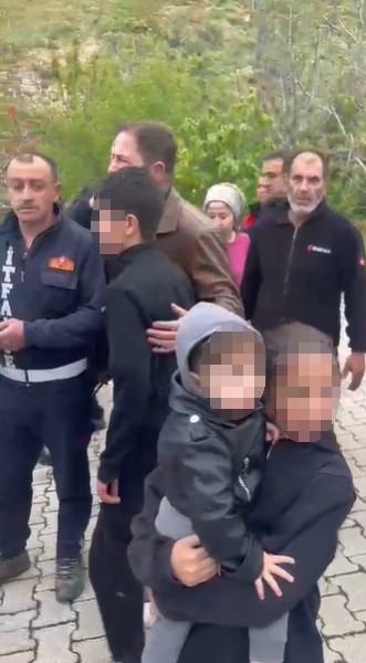 Eğirdir&rsquo;de tırmandıkları kayalıklarda mahsur kalan &ccedil;ocuklar kurtarıldı
