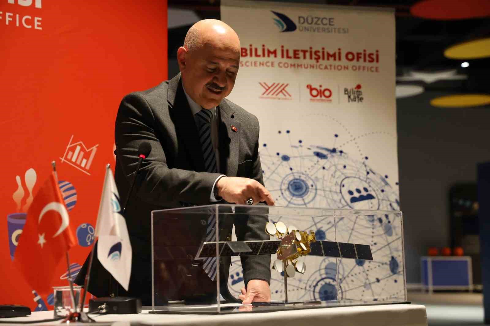 Rekt&ouml;r S&ouml;zbir Bilim Kafede uydu teknolojilerindeki milli vizyonu anlattı
