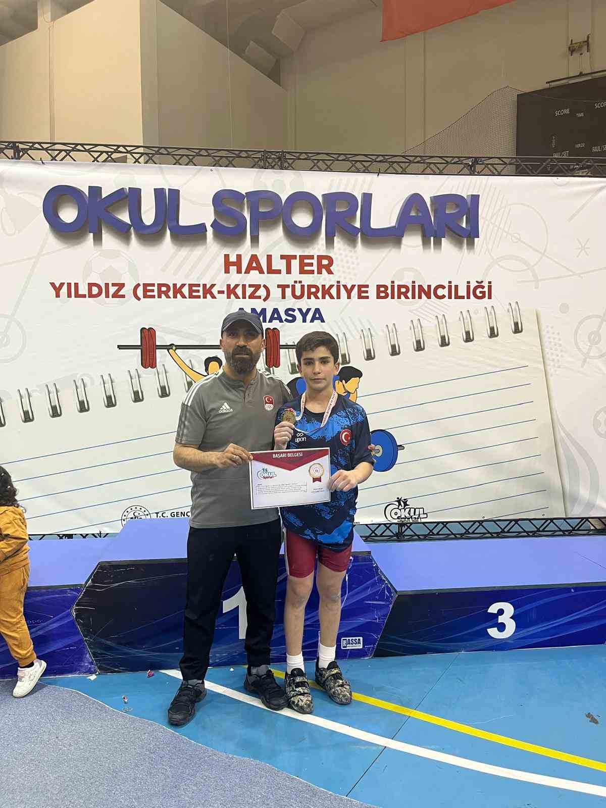 Ağrılı &ouml;ğrenci Osman Oğur, halterde T&uuml;rkiye şampiyonu oldu
