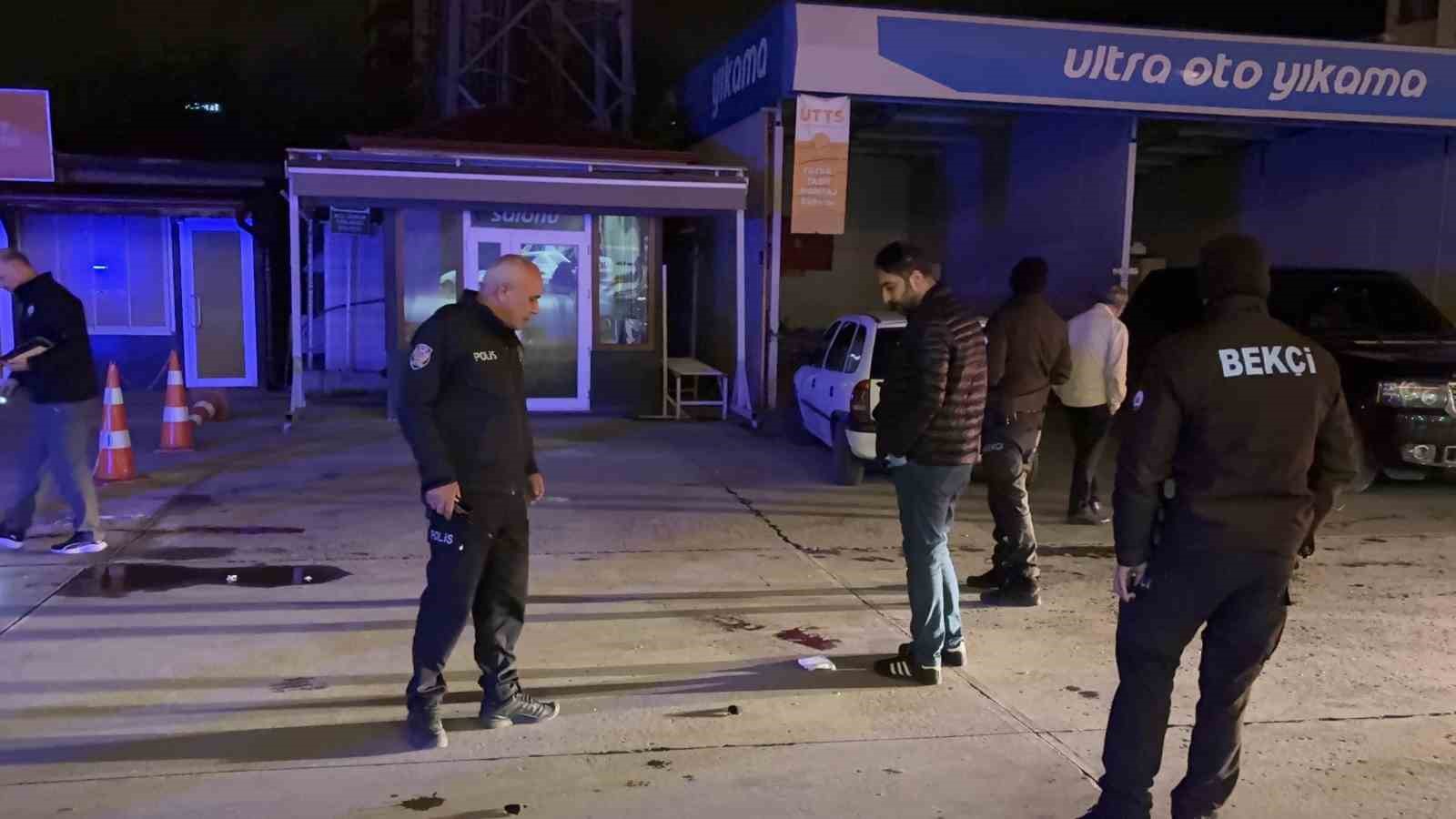Akaryakıt istasyonunda bı&ccedil;aklı kavga: 1 &ouml;l&uuml;, 2 yaralı

