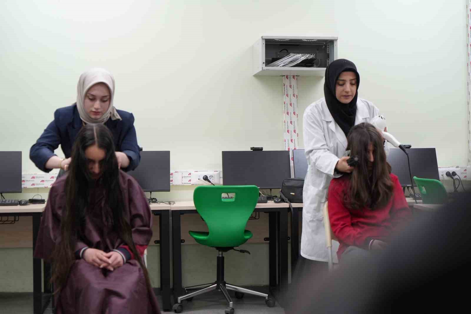Bayburt’ta meslek öğrenen eller küçük öğrenciler için makas tuttu