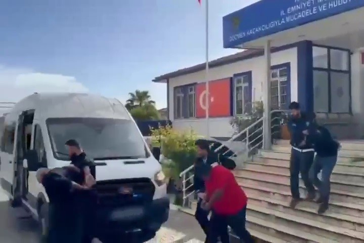 Hatay&rsquo;da 19 g&ouml;&ccedil;men yakalandı, organizat&ouml;r 2 s&uuml;r&uuml;c&uuml;ye 350 bin TL ceza uygulandı

